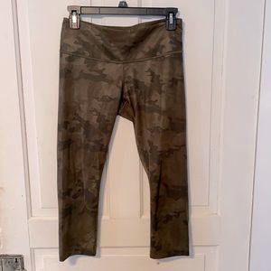 Lululemon camo capri leggings